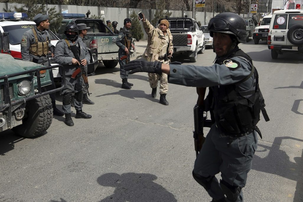 כוחות הביטחון האפגניים לאחר הפיגוע בבית החולים (צילום: AP Photo/Rahmat Gul).