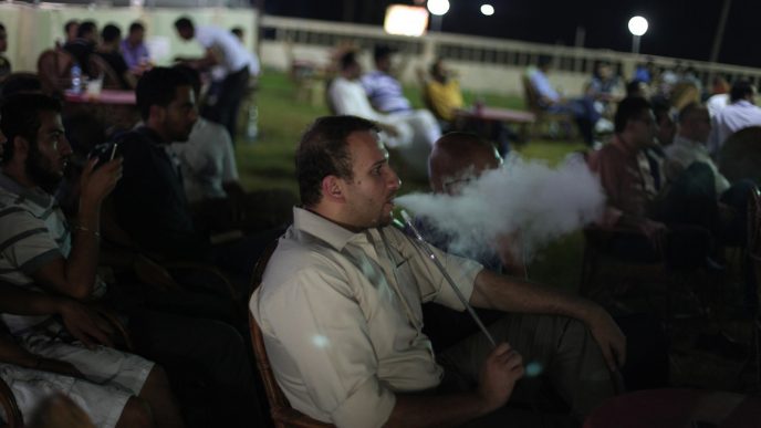 תושבי עזה צופים במשחק במונדיאל (צילום: וויסאם נאסר/ פלאש 90).