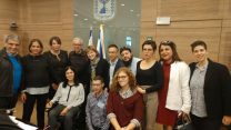 חברות הכנסת אלהרר, בן-ארי וגרמן עם פעילים ופעילות מקהילת הטרנס* (תמונה: באדיבות ח"כ קארין אלהרר)