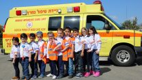 ילדים בתחפושת מד"א. ארכיון, למצולמים אין קשר לכתבה (צילום: דוברות מד"א).