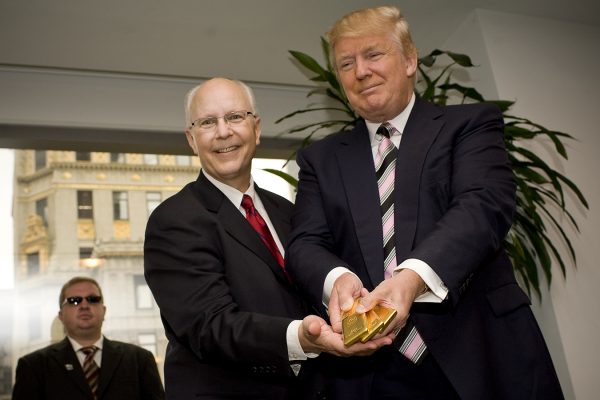 דונאלד טראמפ מקבל מטילי זהב ממנכ"ל APMEX מיכאל היינס , ארכיון  (צילום: Rob Bennett/AP Images for APMEX).