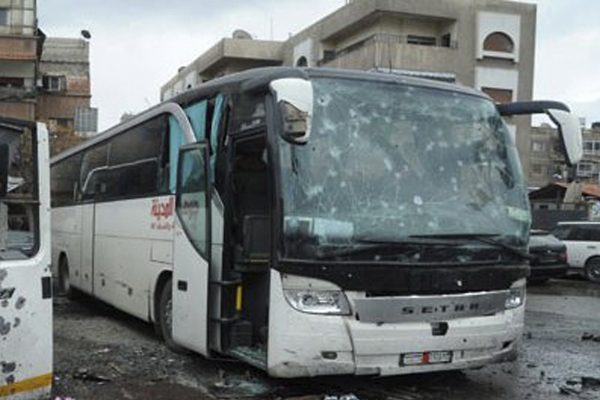 אוטובוסים שנפגעו מהפיגוע הכפול בדמשק. (צילום: סוכנות הידיעות הסורית דרך AP).