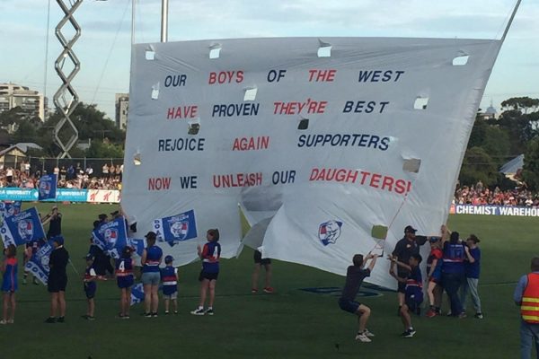 בני המערב הוכיחו שהם הכי טובים, ולשמחת המעודדים שלנו, עכשיו שיחררנו גם את הבנות שלנו" - ליגת פוטבול אוסטרלי לנשים (צילום: קים דורפמן)