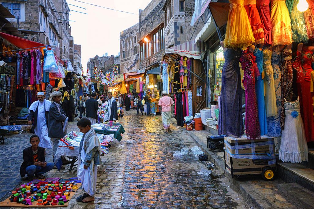 השוק בעיר העתיקה צנעא, תימן (צילום: Rod Waddington / ויקימדיה).