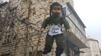 בובת חייל תלויה בירושלים (צילום: דוברות המשטרה).