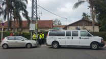 זירת הרצח במרפאת כללית בחולון (צילום: דוברות מד"א).