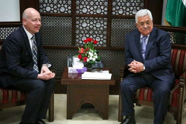 פגישת יו"ר הרשות הפלסטינאית אבו מאזן והשליח המיוחד ג'ייסון גרינבלאט, מרץ 2017. (צילום: פלאש 90).