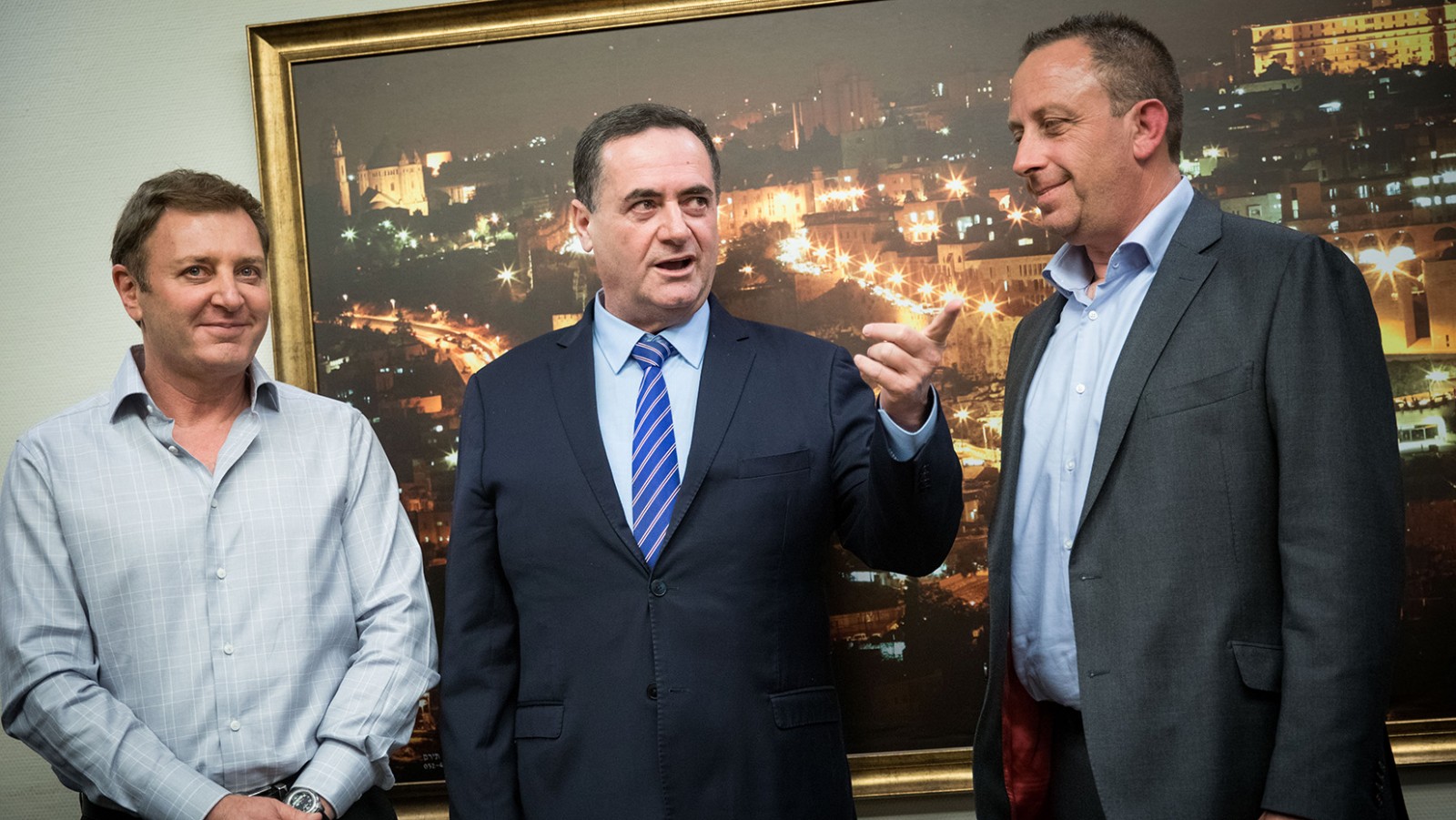 מנכ"ל מובילאיי זיו אבירם, שר התחבורה ישראל כץ ומנכל אינטל יניב גרטי במסיבת עיתונאים במשרד התחבורה (צילום: יונתן זינדל/ פלאש 90).