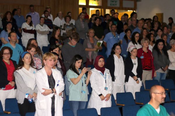 עצרות הזדהות בעקבות רצח האחות טובה קררו ז״ל בבתי החולים של הדסה בהר הצופים ובעין כרם (צילום: דוברות הדסה).
