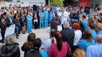 עובדי רמב''ם בעצרת לזכרה של טובה קררו, האחות שנרצחה על ידי מטופל (צילום: דוברות רמב"ם)