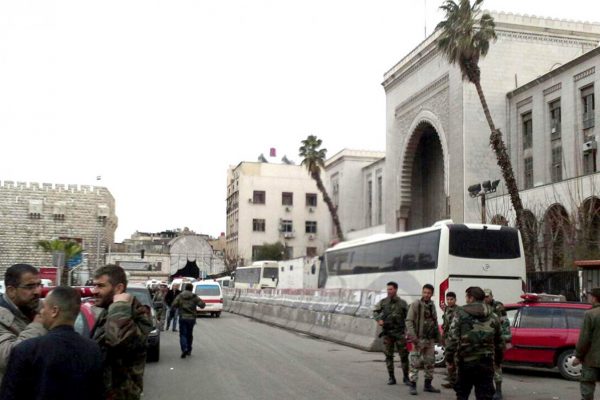 כוחות בטחון מחוץ לזירת הפיגוע בבית המשפט בדמשק (SANA via AP)