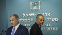שר האוצר משה כחלון, מימין, וראש הממשלה בנימין נתניהו, במשרד ראש הממשלה (צילום ארכיון, הדס פרוש/פלאש 90)