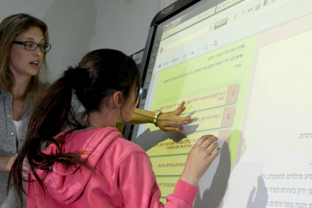 מורה נעזרת בלוח חכם במהלך שיעור בירושלים. למצולמת אין קשר לכתבה (צילום: קובי גדעון / פלאש90).