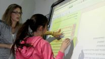 מורה נעזרת בלוח חכם במהלך שיעור בירושלים. למצולמת אין קשר לכתבה (צילום: קובי גדעון / פלאש90).