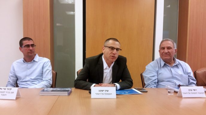 במרכז: ערן יעקב, מנהל רשות המיסים הנכנס (צילום: דבר ראשון)
