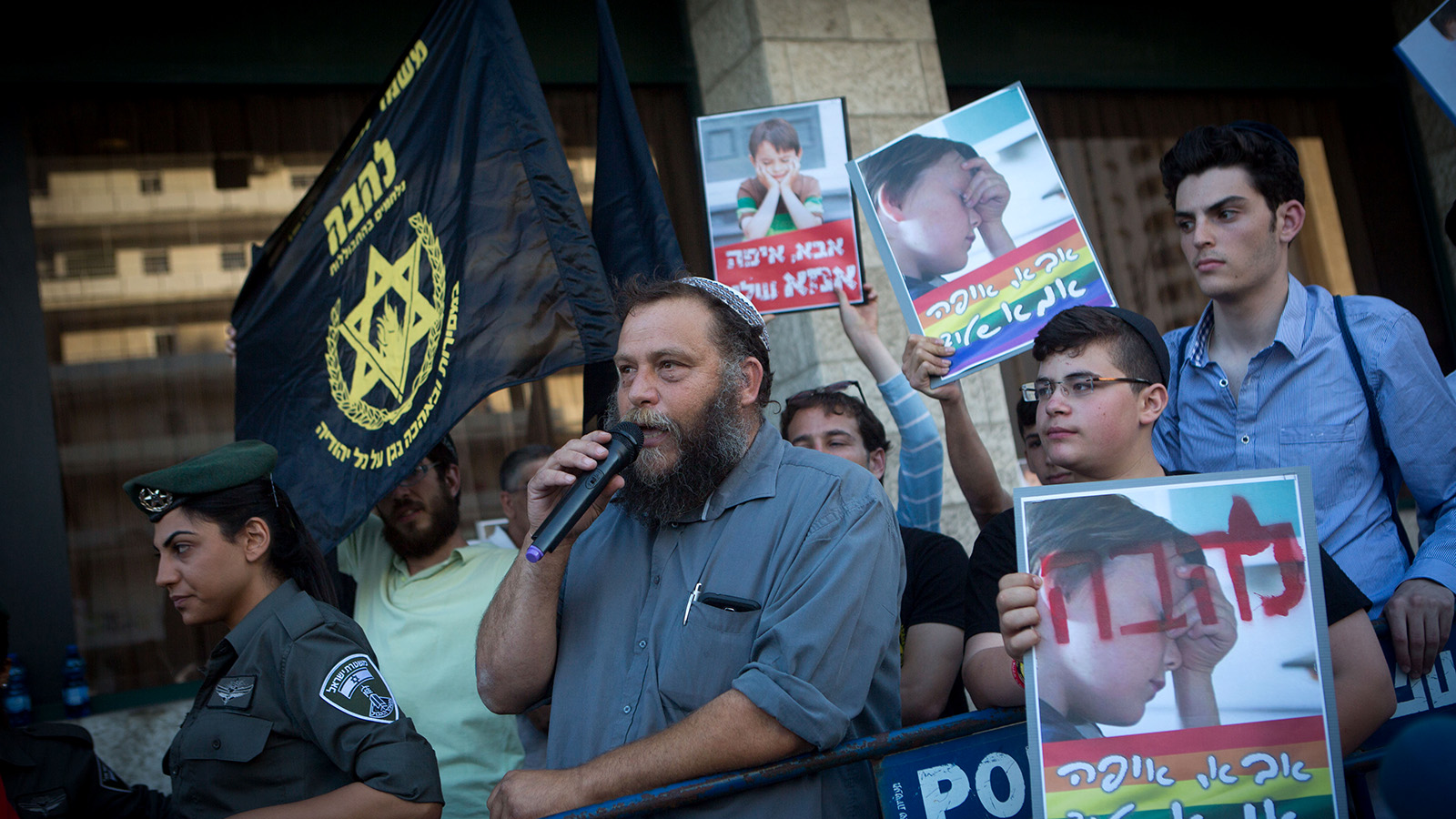 בנצי גופשטיין (במרכז) ופעילי ארגון להב&quot;ה ההפגנה נגד מצעד הגאווה בירושלים, מרץ 2017. (צילום: מרים אלסטר / פלאש90).