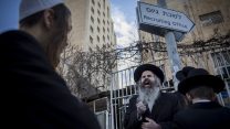 מפגינים מחוץ ללשכת הגיוס בירושלים (צילום: יונתן זינדל / פלאש90).