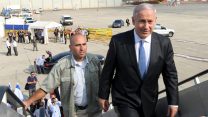 נתניהו עולה על מטוס (צילום ארכיון: משה מילנר \ לע"מ)