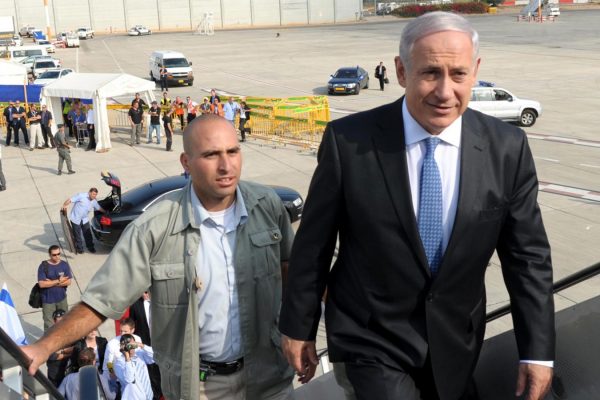 נתניהו עולה על מטוס (צילום ארכיון: משה מילנר \ לע"מ)