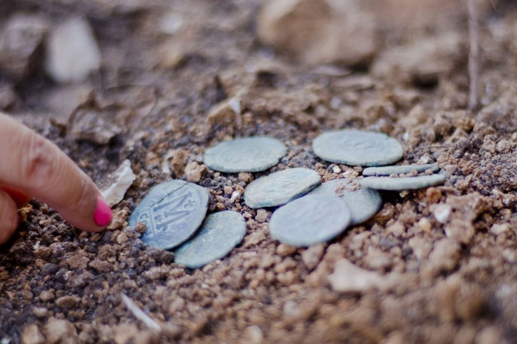 מטמון המטבעות מהתקופה הביזנטית. צילום: יוֹלי שוורץ (באדיבות רשות העתיקות)