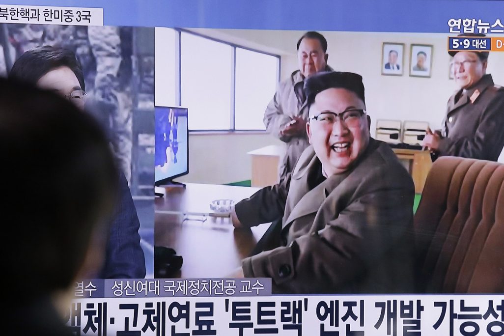 אדם צופה בתמונה של מנהיג קוריאה הצפונית, קים ג'ונג און (צילום: AP Photo/Ahn Young-joon)