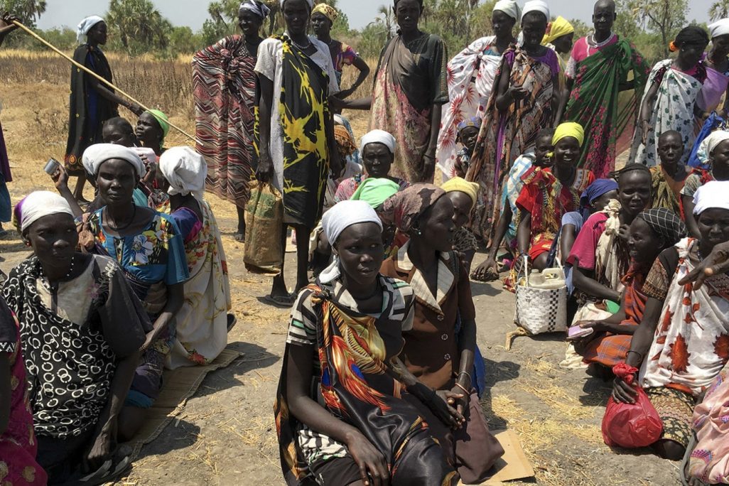 נשים בסודאן הדרומית מחכות בתור לחלוקת מזון (צילום ארכיון: AP Photo/Sam Mednick).