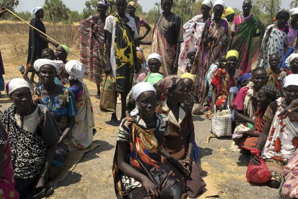 נשים בדרום סודאן מחכות בתור לחלוקת מזון (צילום ארכיון: AP Photo/Sam Mednick).