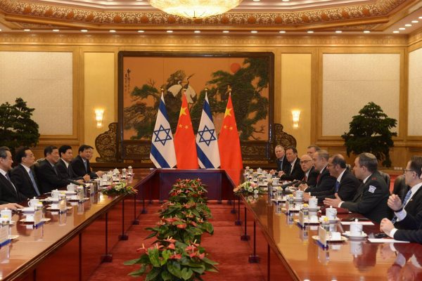 ראש ממשלת ישראל בינימין נתניהו וראש ממשלת סין בפרלמנט הסיני (צילום: חיים זך/ לע"מ)
