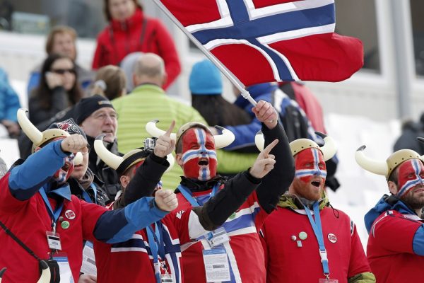 נורווגים שמחים (צילום: AP Photo/Gero Breloer).
