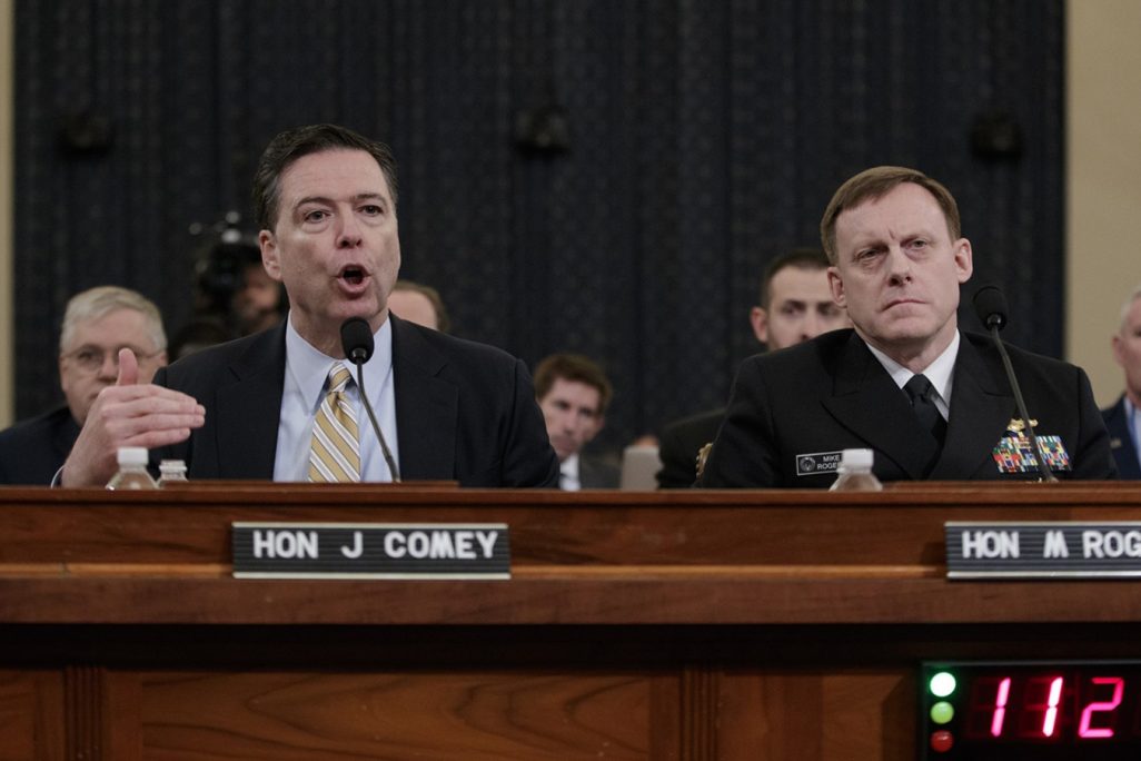 ג'יימס קומי (משמאל) מעיד בסנאט האמריקני במרץ 2017 (AP Photo/J. Scott Applewhite)