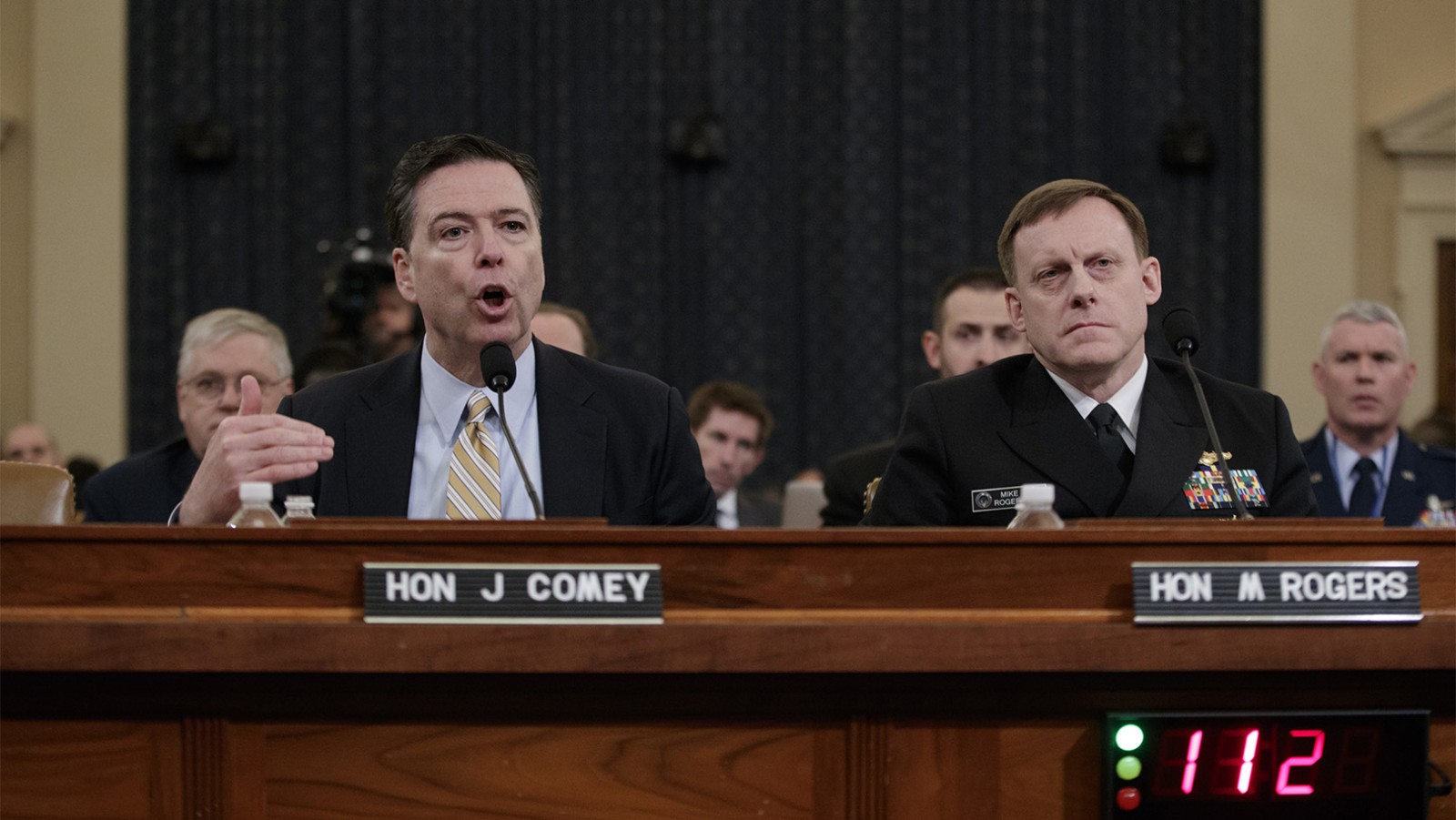 ג'יימס קומי (משמאל) מעיד בסנאט האמריקני (AP Photo/J. Scott Applewhite)
