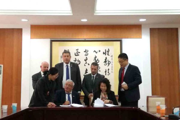חתימה על הסכם ייצוא מוצרי חלב מישראל לסין (צילום: דוברות משרד החקלאות).