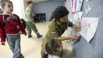 מורה חיילת עם ילדים במקלט באשקלון (צילום ארכיון: יוסי זמיר  פלאש 90)