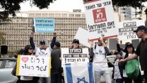 הפגנת עובדי רשות השידור מחוץ לבית ההסתדרות (צילום: תומר נויברג  פלאש90)
