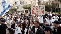 הפגנת עובדי רשות השידור מחוץ לבית ההסתדרות (צילום: תומר נויברג  פלאש90)