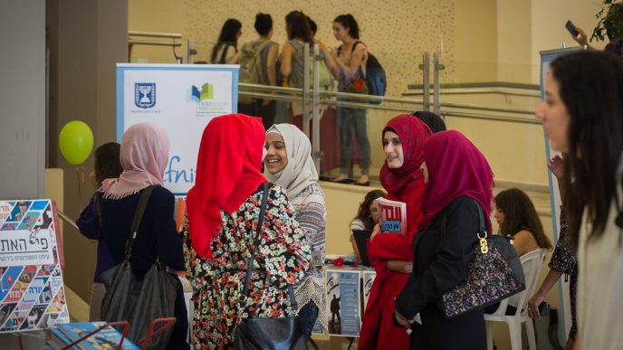 "יש לנו רצון לתרום ולהיות חלק": המחקר שחושף את המחיר שמשלמות סטודנטיות ערביות