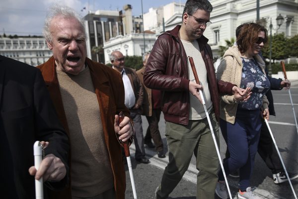 מחאת לקויי ראיה באתונה כנגד מדיניות הצנע (צילום: AP Photo/Yorgos Karahalis).