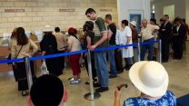 ישראלים מחכים בתור. אילוסטרציה (צילום: פלאש 90).