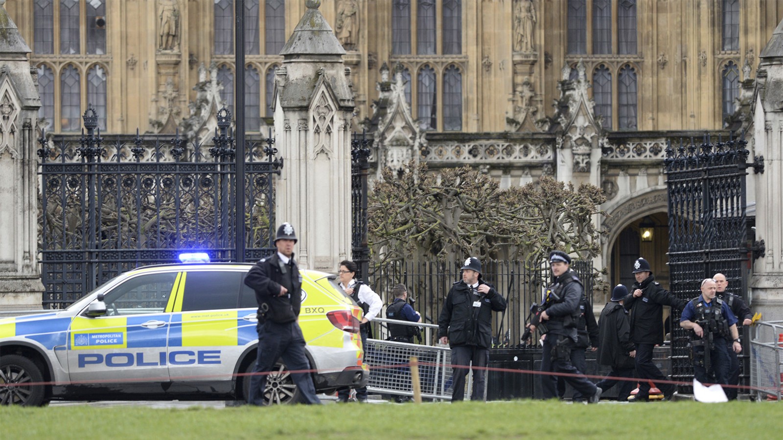 כוחות בטחון סורקים את האזור מחוץ לבניין הפרלמנט בלונדון (Victoria Jones/PA via AP)