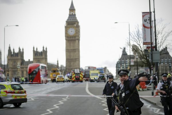 המשטרה מאבטחת את זירת אירוע הטרור בסמוך לפרלמנט הבריטי בלונדון (צילום: AP Photo/Matt Dunham).