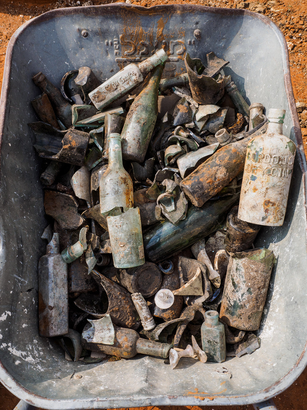 בקבוקים וממצאים נוספים מבור האשפה, (צילום אסף פרץ, באדיבות רשות העתיקות)