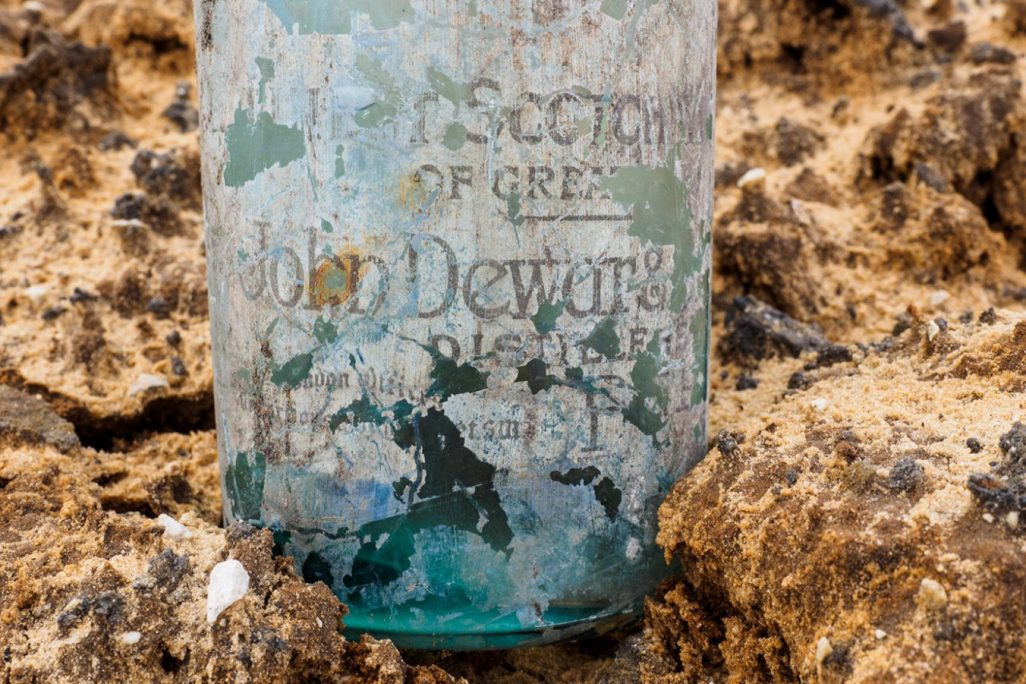 בקבוק ווסקי סקוטי עם התגית (צילום אסף פרץ, באדיבות רשות העתיקות)