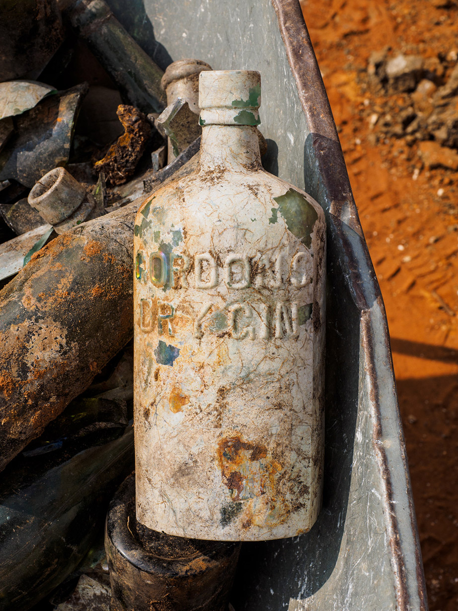 בקבוק גורדון דריי ג'ין (צילום אסף פרץ, באדיבות רשות העתיקות)