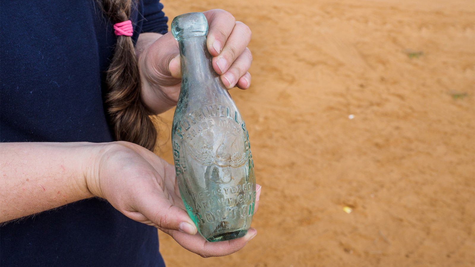 בקבוק סודה עם שם היצרן (צילום אסף פרץ, באדיבות רשות העתיקות)