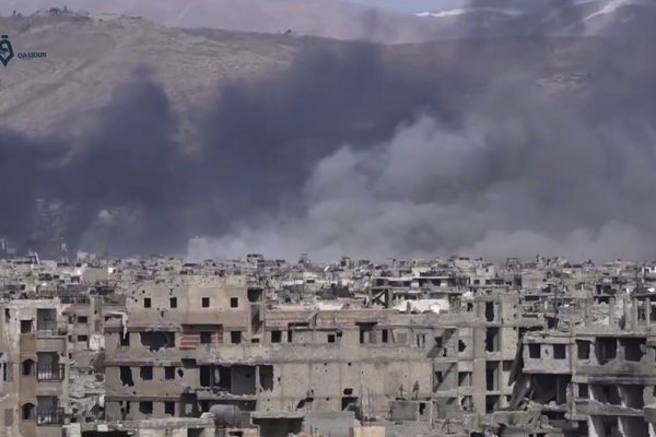 עשן משכונה בשליטת המורדים במדשק לאחר תקיפה של חיל האוויר הסורי 22 במרץ 2017 (צילום: Qasioun News Agency, via AP).