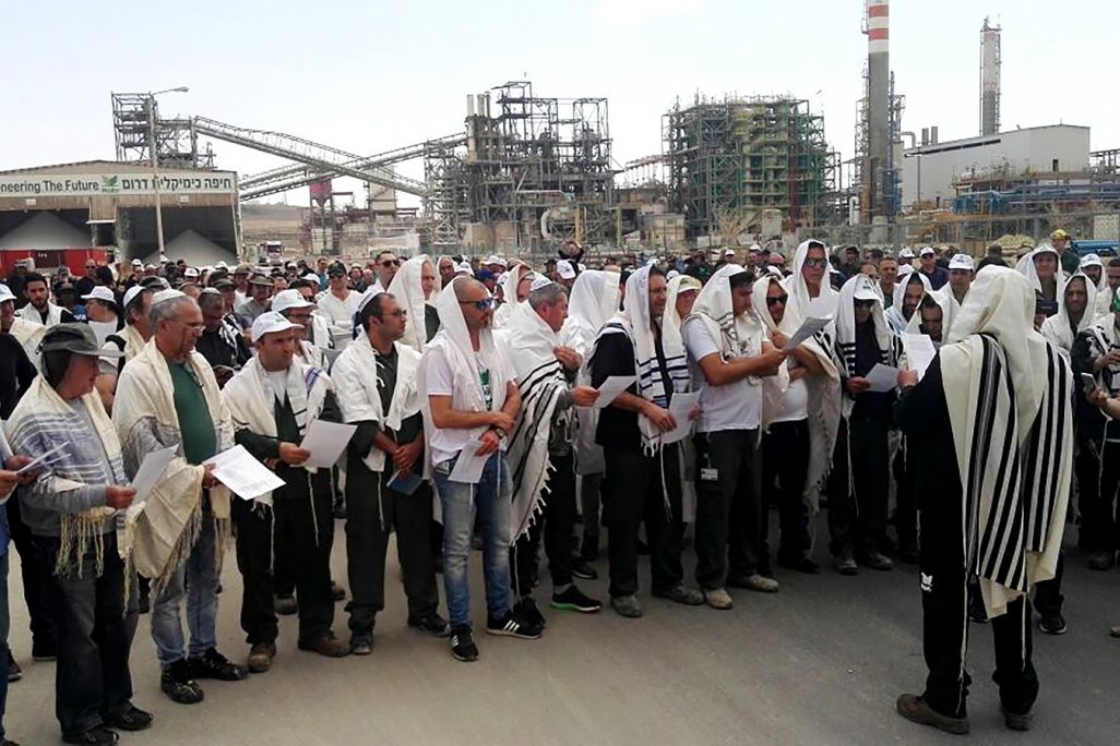 מאות עובדי חיפה כימיקלים התכנסו במפעל דימונה לתפילה המונית לפרנסה (ללא קרדיט).