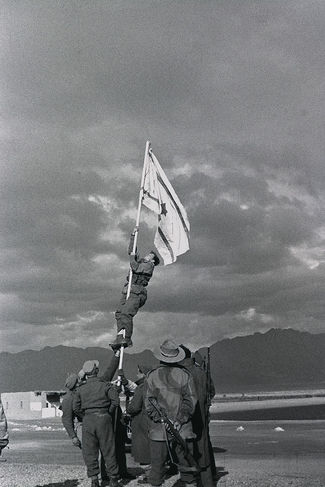 הנפת דגל הדיו (צילום: מיכה פרי/ לע&quot;מ).