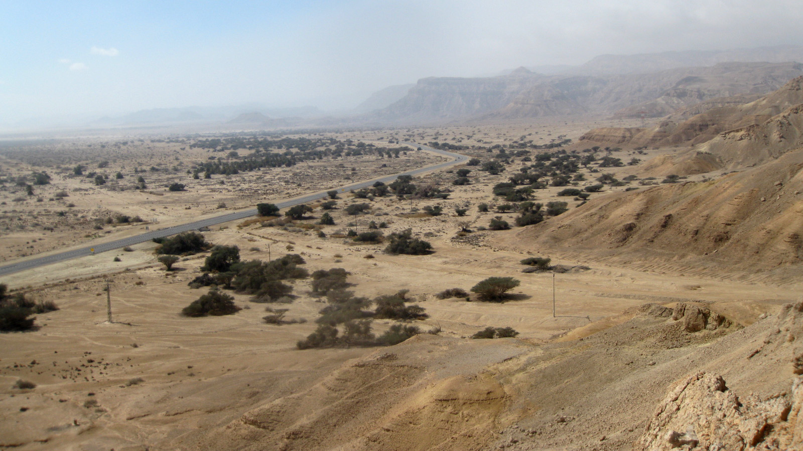 מבט ממצודת יטבתה דרומה. נווה יטבתה ומרחבי הערבה הדרומית נשקפים מראש הגבעה (צילום: Tznufkin/wikimedia).