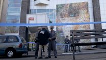 כוחות משטרה אמריקנים מחוץ למוזאון הילדים היהודי בניו יורק, אחרי שהתקבלה התראה על מטען חבלה במקום, ב-9 במרץ 2017.  (צילום: AP Photo/Bebeto Matthews)