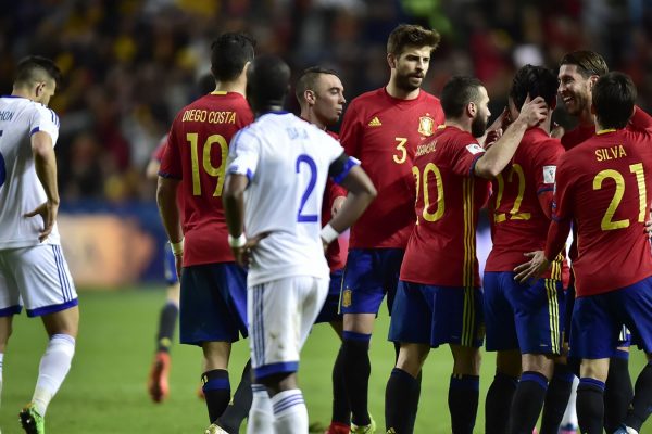 שחקני נבחרת ספרד חוגגים ושחקני נבחרת ישראל מאוכזבים בסוף המשחק (צילום: AP Photo/Alvaro Barrientos).